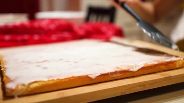 Adjusting White Icing Top Square Cake — Stockvideo