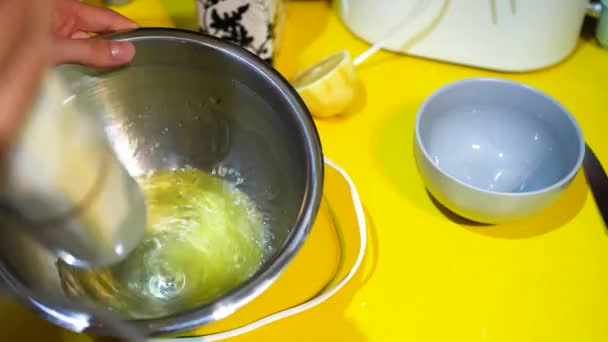 Hand Mixer Stirring Egg Whites Metal Bowl — Stockvideo