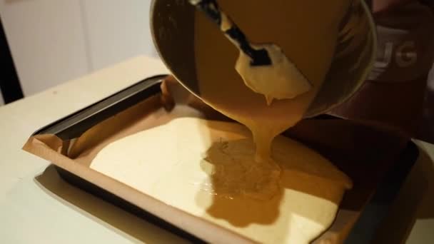Ragazza Versando Pasta Biscotto Vassoio Svuotandolo Raschiando Lati — Video Stock