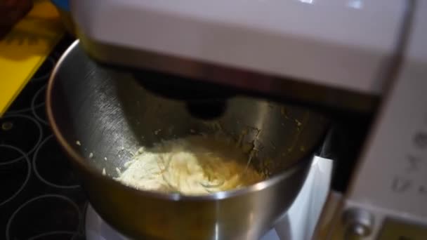 Fechar Cima Batedor Automático Ovos Batendo Misturando Mistura — Vídeo de Stock