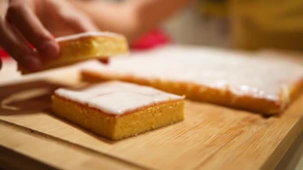 Placing Slice Sqare Sponge Cake Top Another — Stockvideo