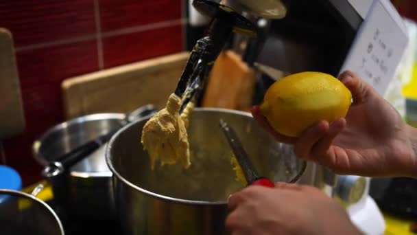 Лимонний Пілінг Подрібнювачем Над Металевою Мискою — стокове відео
