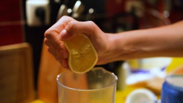 Spremere Succo Limone Mezzo Limone Frullatore — Video Stock