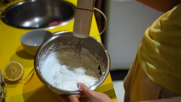 Встряхивание Перемешивание Смешивание Чистого Белого Крема Металлической Чаше — стоковое видео