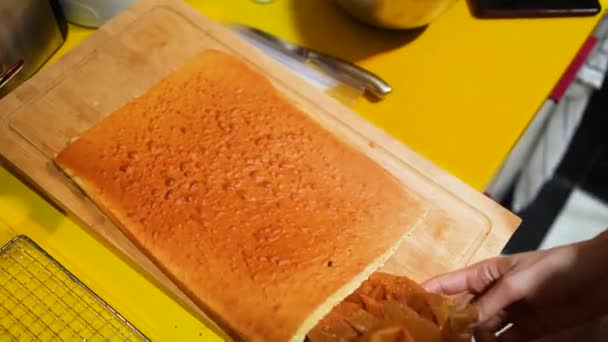 Removing Baking Paper Cake — Stockvideo