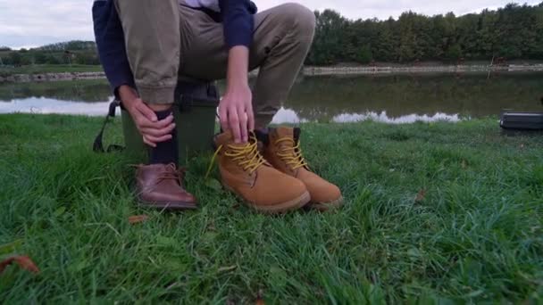 Замена Обуви Берегу Озера — стоковое видео