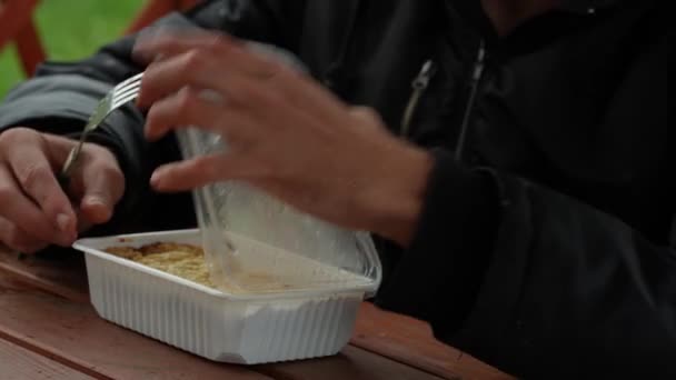 Τρώγοντας Πίτα Σέπαρντ Στο Ξύλινο Τραπέζι Ενός Κιόσκι — Αρχείο Βίντεο