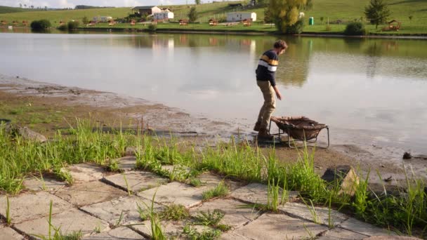 Angler Releasing Carp Crib Back Lake — Wideo stockowe
