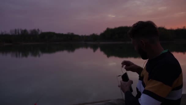 Рыбак Закате Розовое Небо Соединяющее Кабель Телефоном — стоковое видео