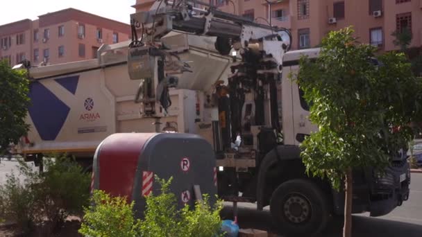 Großer Sammelwagen Hebt Einen Riesigen Müllcontainer — Stockvideo