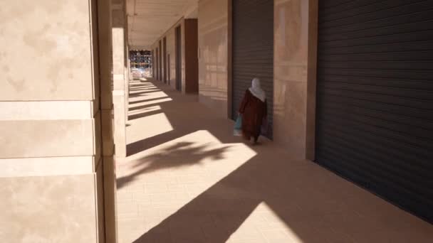 Arabic Old Woman Walking Moroccan Street — 图库视频影像