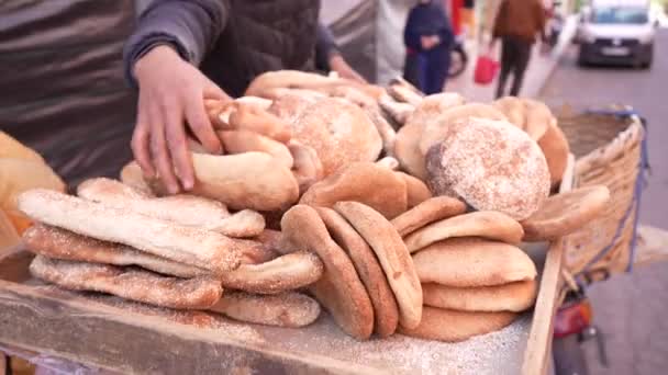 Pão Fresco Vendido Nas Ruas Marrocos Marraquexe — Vídeo de Stock