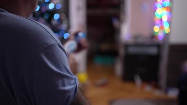 Aile Noel Inde Nerf Savaşında Baba Vuruşu — Stok video