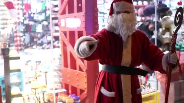 圣诞老人在购物街上挥手 高质量的4K镜头 — 图库视频影像