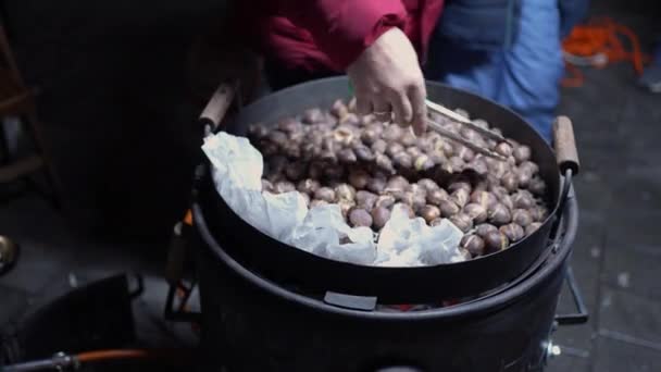 Het Maken Van Kastanjes Streetfood Winterse Kerstmarkt Hoge Kwaliteit Beeldmateriaal — Stockvideo