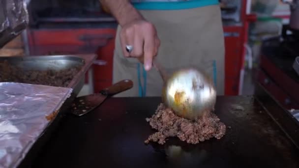 Τρόφιμα Του Δρόμου Κάνοντας Κρέας Και Κρεμμύδια Χέρια Υψηλής Ποιότητας — Αρχείο Βίντεο