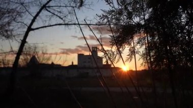 Kışın günbatımında ormanda terk edilmiş korkunç bir ev. Yüksek kalite 4k görüntü