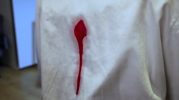 血流をさせるために開いた傷に近いカップを保持します 高品質のフルHd映像 — ストック動画