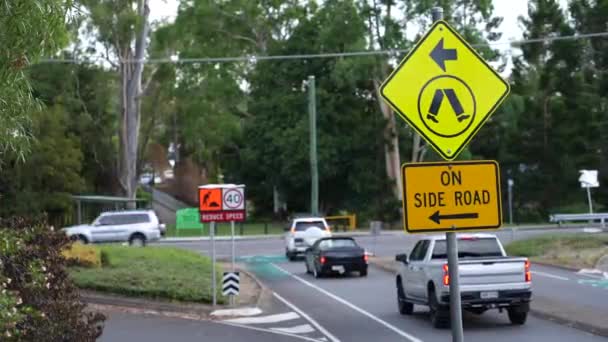Avustralya Nın Varoşlarında Yol Trafiği Yüksek Kalite Görüntü — Stok video
