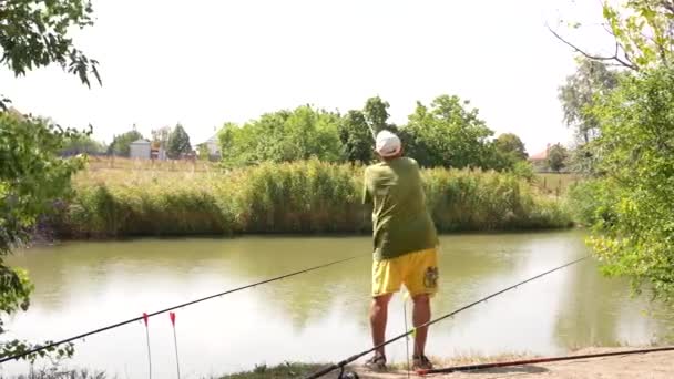 Πατέρας Ρίχνει Καλάμι Του Μια Λίμνη Υψηλής Ποιότητας Υλικό Fullhd — Αρχείο Βίντεο