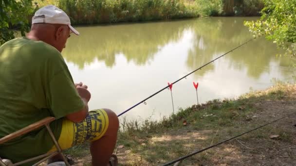 古い釣り人は魚の準備に釣り針餌を置く 高品質のフルHd映像 — ストック動画
