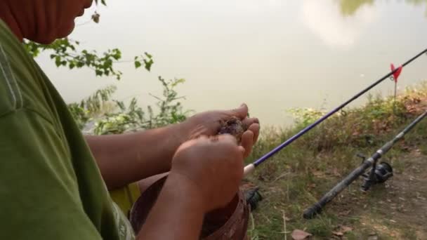 古い釣り人は餌をフィーダーバスケットに入れます 高品質のフルHd映像 — ストック動画