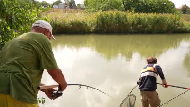 Πατέρας Και Γιος Πιάνουν Ένα Ψάρι Μαζί Υψηλής Ποιότητας Υλικό — Αρχείο Βίντεο