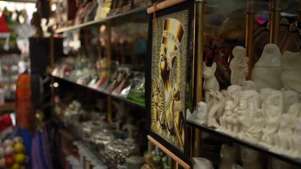 エジプトのガジェットの一般的な店でファラオの写真 高品質のフルHd映像 — ストック動画