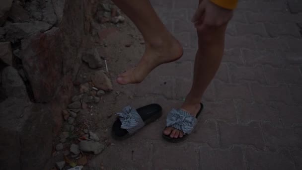 Chica Quita Las Zapatillas Mientras Duelen Los Pies Imágenes Fullhd — Vídeos de Stock