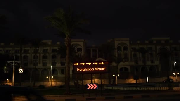 Señal Tráfico Turístico Egipto Hurghada Por Noche Imágenes Fullhd Alta — Vídeo de stock