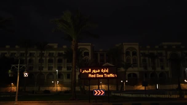 Vägtrafikskylt Natten Egypten Hurghada Högkvalitativ Fullhd Film — Stockvideo