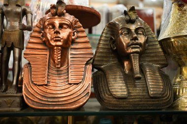 Hurghada 'da bir mağazanın rafında Mısır Firavununun küçük bir hatıra heykeli. Yüksek kalite fotoğraf