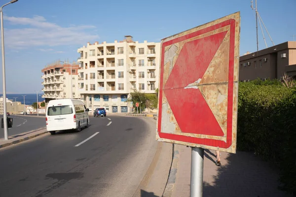 Mısır 'da büyük kırmızı işaretli bir yol dönüşü. Yüksek kalite fotoğraf