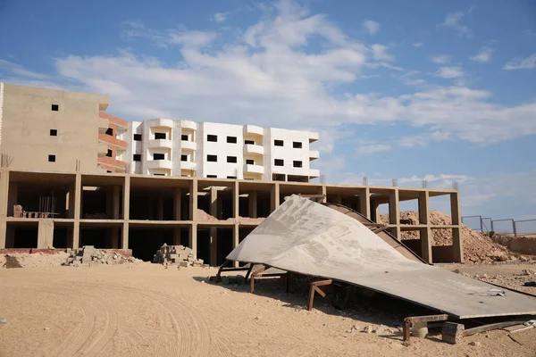 Tabela devrilmiş ve arka plandaki modern yapılara ters düşen binalar yıkılmış. Yüksek kalite fotoğraf