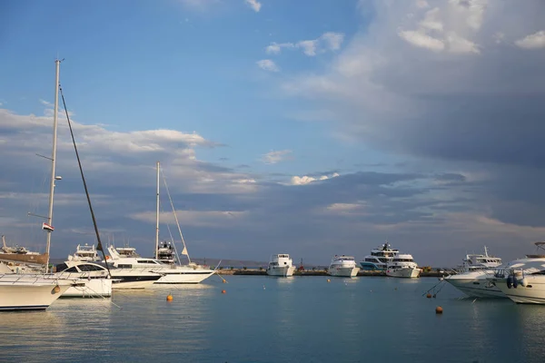 Varlıklı lüks yatlar güzel, parlak günbatımına yanaşıyor. Yüksek kalite fotoğraf