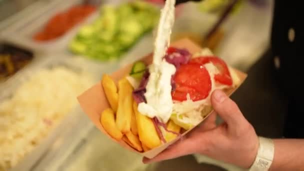 Processus Préparation Fast Food Kebab Mettre Sauce Blanche Houmous Des — Video