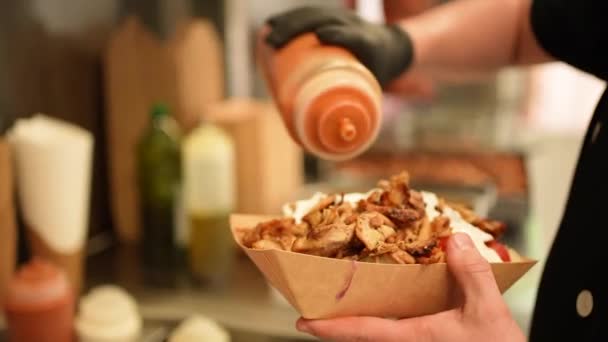 Häll Röd Sås Ovanpå Bort Gyros Shawarma Platta Närbild Högkvalitativ — Stockvideo