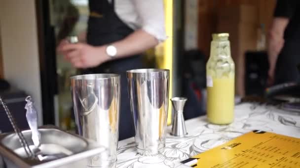 Bartender Mengambil Botol Dari Kulkas Dan Membukanya Meja Rekaman Fullhd — Stok Video