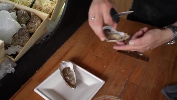 Serving Oyster Food Truck Paper Tray High Quality Fullhd Footage — Stock Video