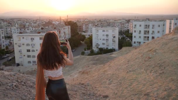 Sexy Mädchen Das Fotos Mit Ihrem Handy Sonnenuntergang Von Einem — Stockvideo
