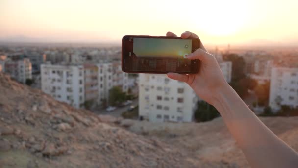 Videókat Készít Sivatagi Arab Városról Telefonnal Kezében Naplemente Ellen Kiváló — Stock videók