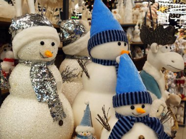 Noel oyuncakları mağazadaki sevimli kardan adam ailesi.                         