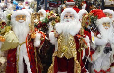 Mağazada bir sürü farklı Noel Baba bebeği var..               
