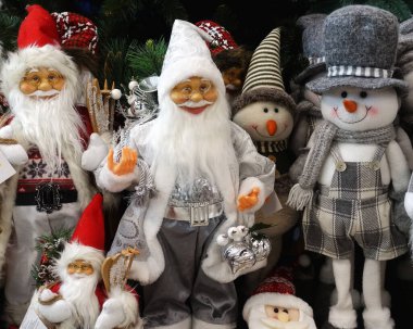 Şirin Noel Baba bebekleri ve elfler dükkanda kardan adamlar.                   