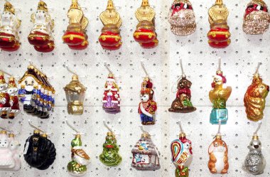 Mağazada Noel ağacı süslemeleri asılı.          