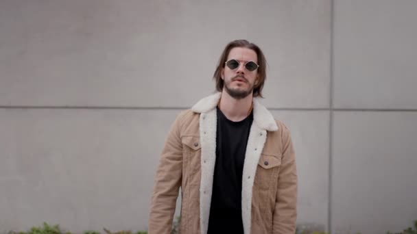 Jóképű Fiatalember Pózol Városi Utcában Komoly Arckifejezéssel Vonzó Férfi Hipster — Stock videók