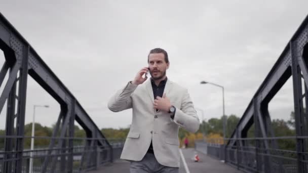 Resmi Takım Elbiseli Kendine Güvenen Bir Adamı Sabahın Köründe Köprüde — Stok video