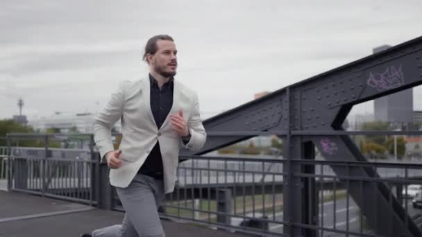 Розумний Бізнесмен Біжить Міській Вулиці Працівник Запізнюється Зустріч Успішна Людина — стокове відео