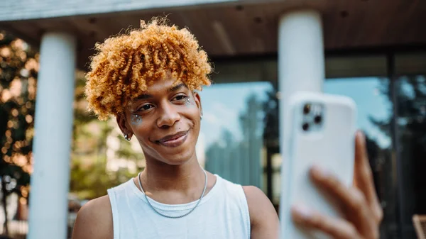 年轻的多种族男子在智能手机应用程序上与朋友进行在线视频通话 在手机上聊天时 脸上闪烁着光芒的快乐少年的人物肖像 — 图库照片
