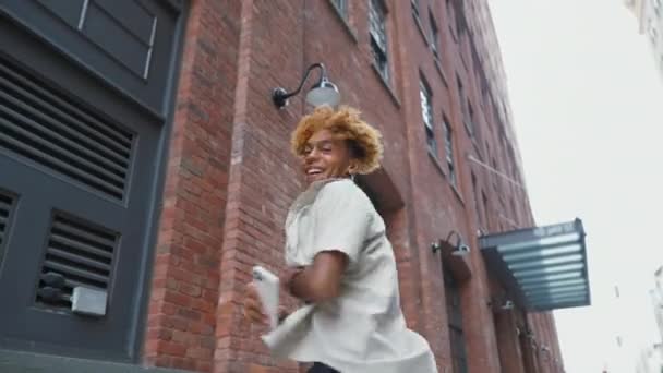 Jovem Afro Americano Ouvindo Música Dançando Rua Cidade Rapaz Feliz — Vídeo de Stock